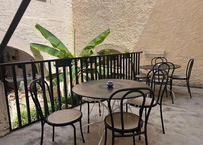 Homestay Domaine La Coquillade